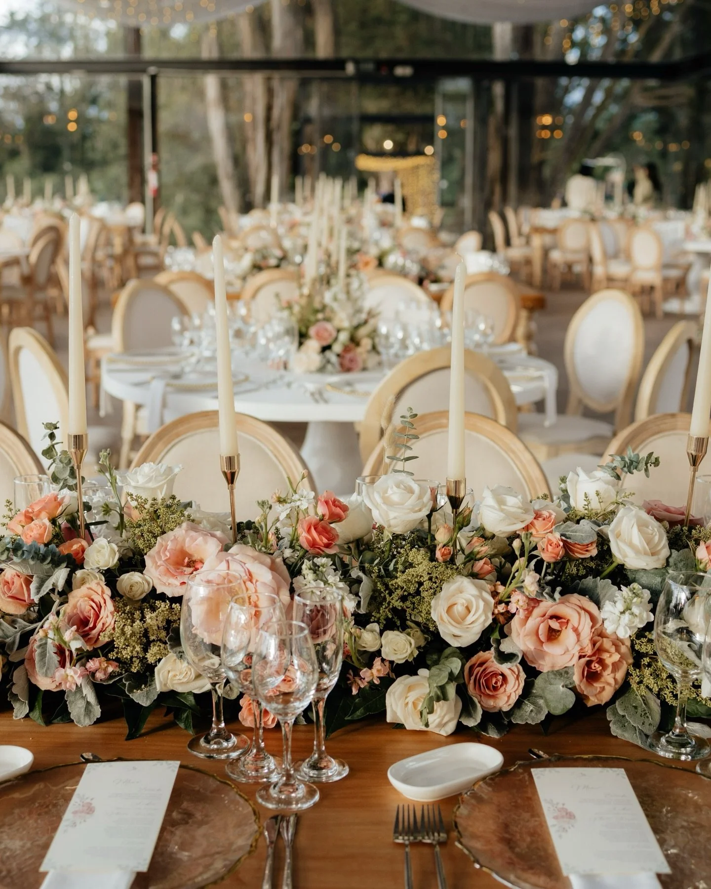 An atmosphere designed to be felt, not just seen ✨

Flores en tonos suaves, fairy lights iluminando cada rinc&oacute;n y un sal&oacute;n envuelto en paredes de vidrio que dejaban ver la naturaleza exterior.

La luz del atardecer mezcl&aacute;ndose co