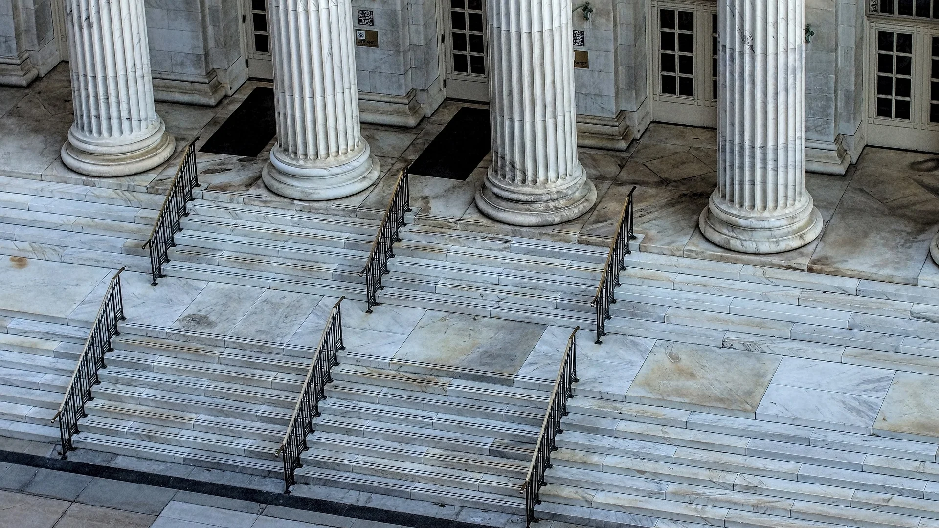 website - courthouse-1223280_1920.jpg