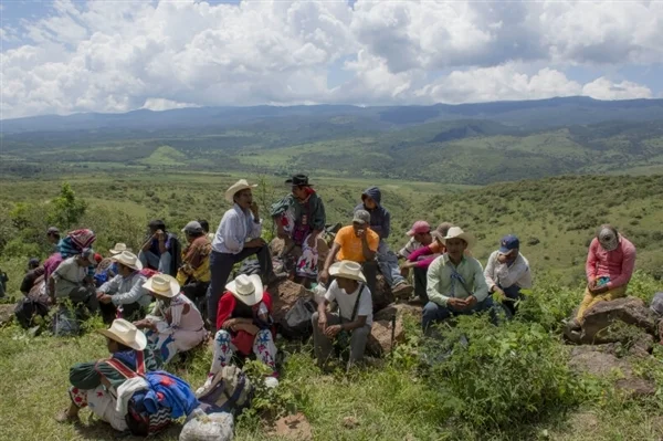 Wixárika community during reoccupation of ancestral lands, Sept. 22, 2016 (photo by Abraham Pérez)