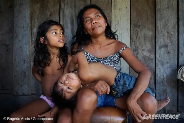 Munduruku mother and her children in the Amazon