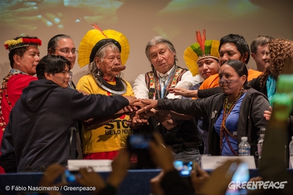 Indigenous leaders receive the Equator Prize during the COP21 in Paris