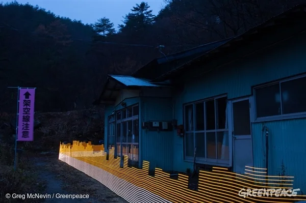 A special light painting technique reveals radioactive contamination in Fukushima.
