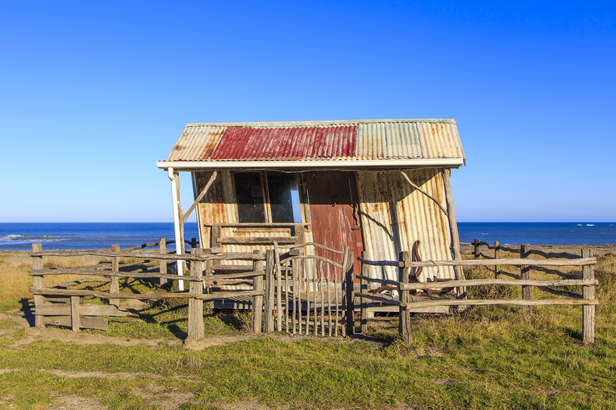 The crooked hut by day.