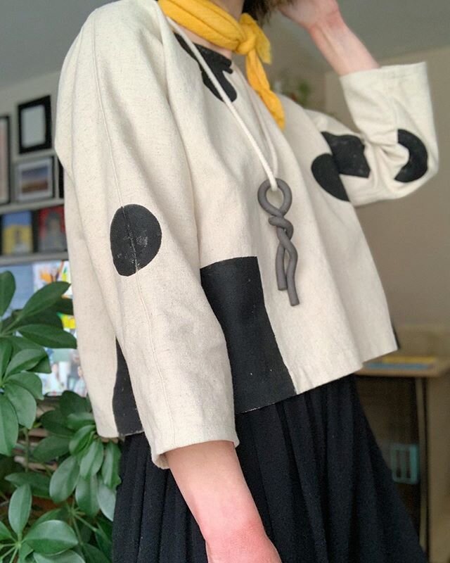I shared this on my personal account a few days ago, but I thought YOU should 👀 it too.
.
#sophisticatedshapes for your hot bod. ⚫️◾️🖤
.
This look also features my maker pals @rosemarinetextiles and @debbiecarlos! 👋🏼