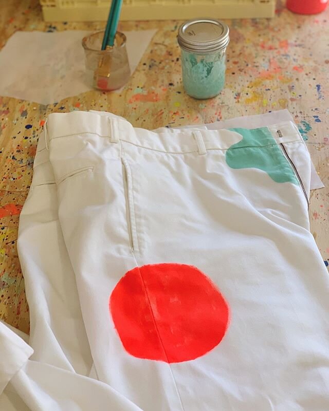 I started painting these vintage pants today. The only plan I made for them is to not have a plan. Things should get interesting. 👀
.
#sophisticatedshapes for your hot bod.