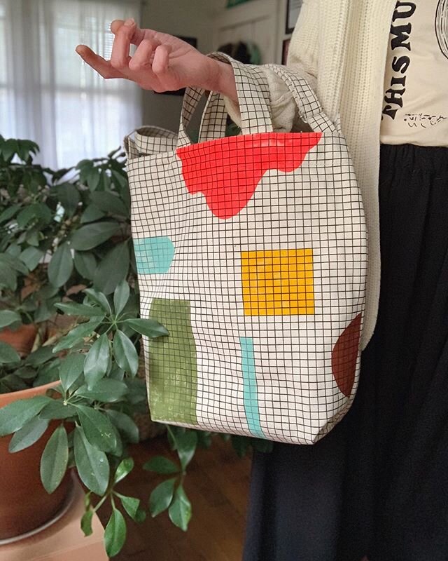 Speaking of shapes... Check out this @baggu we recently painted for @knit247incle❣️ We love the way the grid pops through the bold colors. MUCH FUN. But we especially love that we were able to cover a few stains and give this BB a new, happy life. 🤗