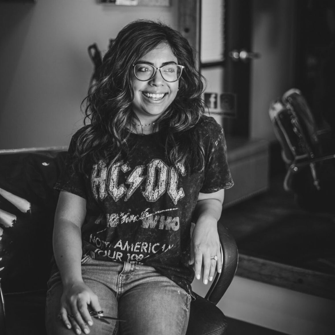 Me thinking of all the possibilities this year may hold 🤞🏼

Also me laughing at something @corderandcrowephotography  said to make me laugh 😉 

#houstonhairdresser #cypresshairstylist #haircolorcypress #townelakelife #townelakeboardwalk