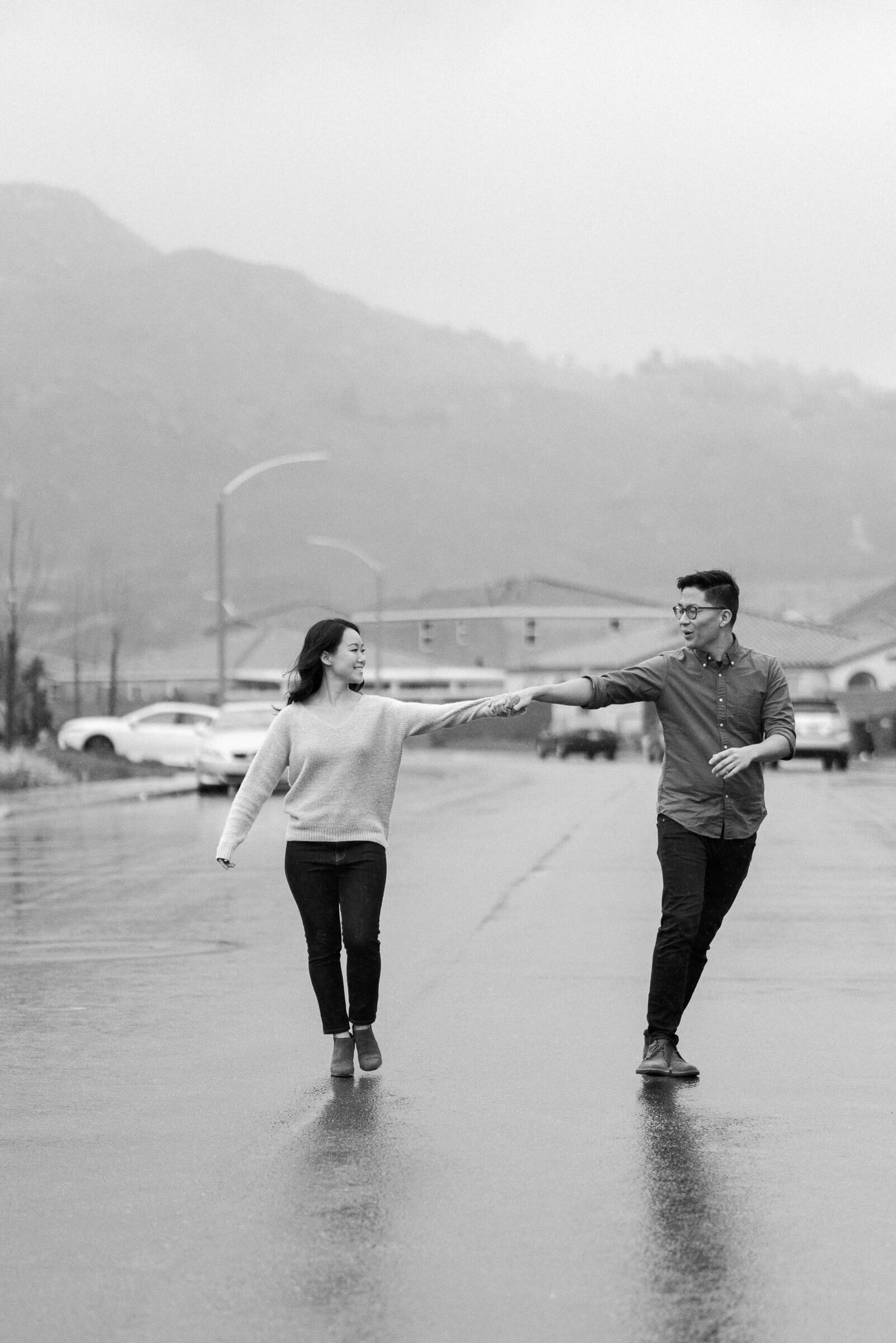 rainy-surprise-proposal-3.jpg