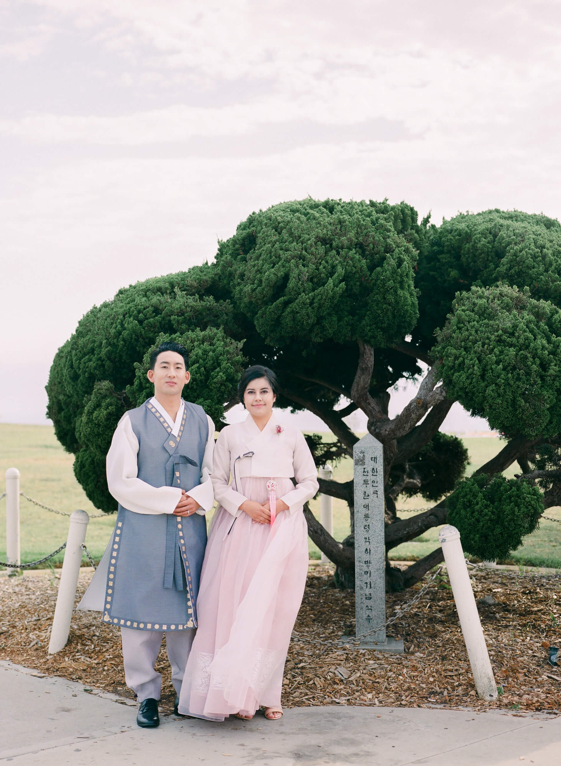 korean-friendship-bell-hanbok-engagement-wedding-photos-8.jpg
