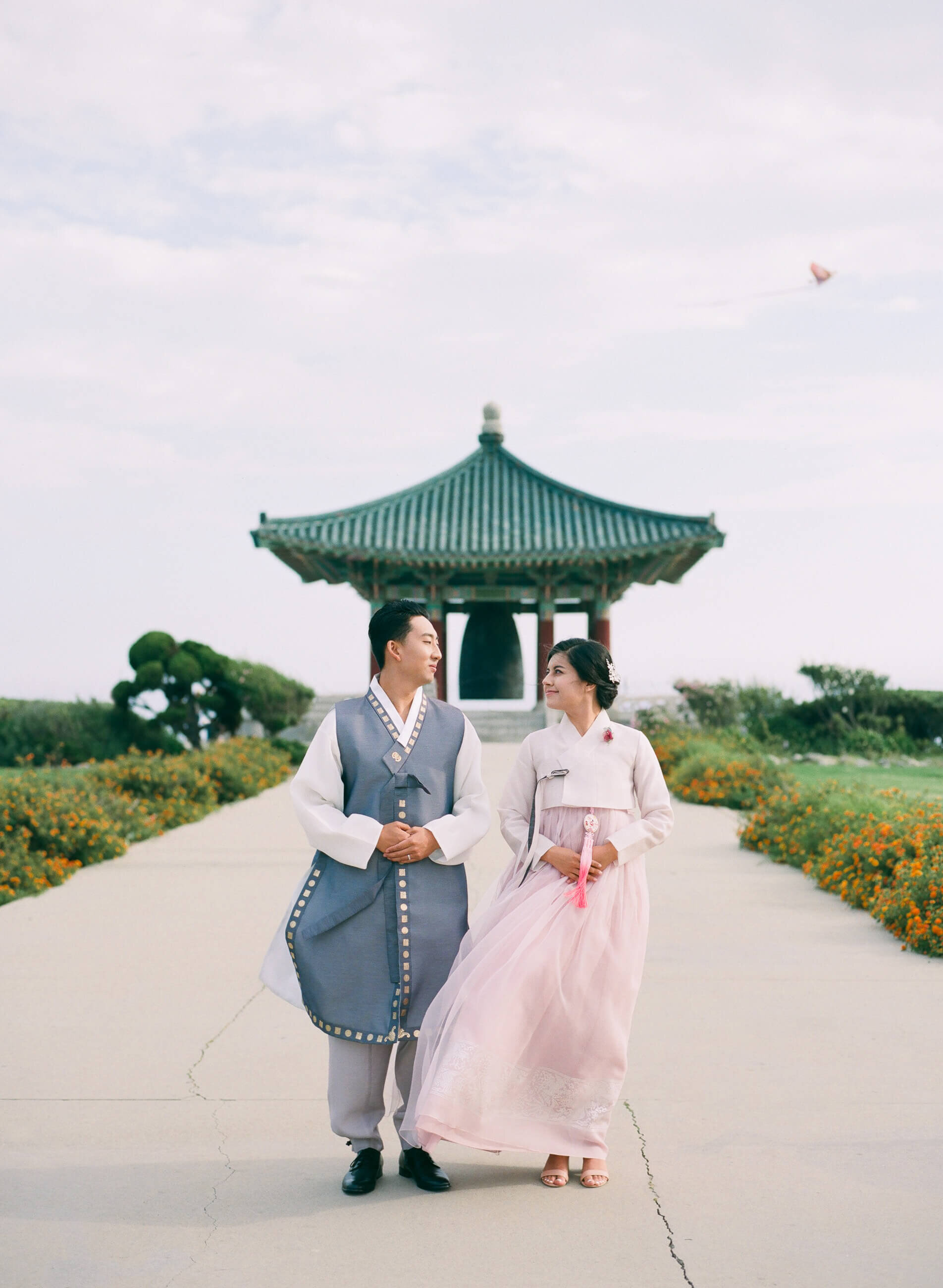 korean-friendship-bell-hanbok-engagement-wedding-photos-9.jpg