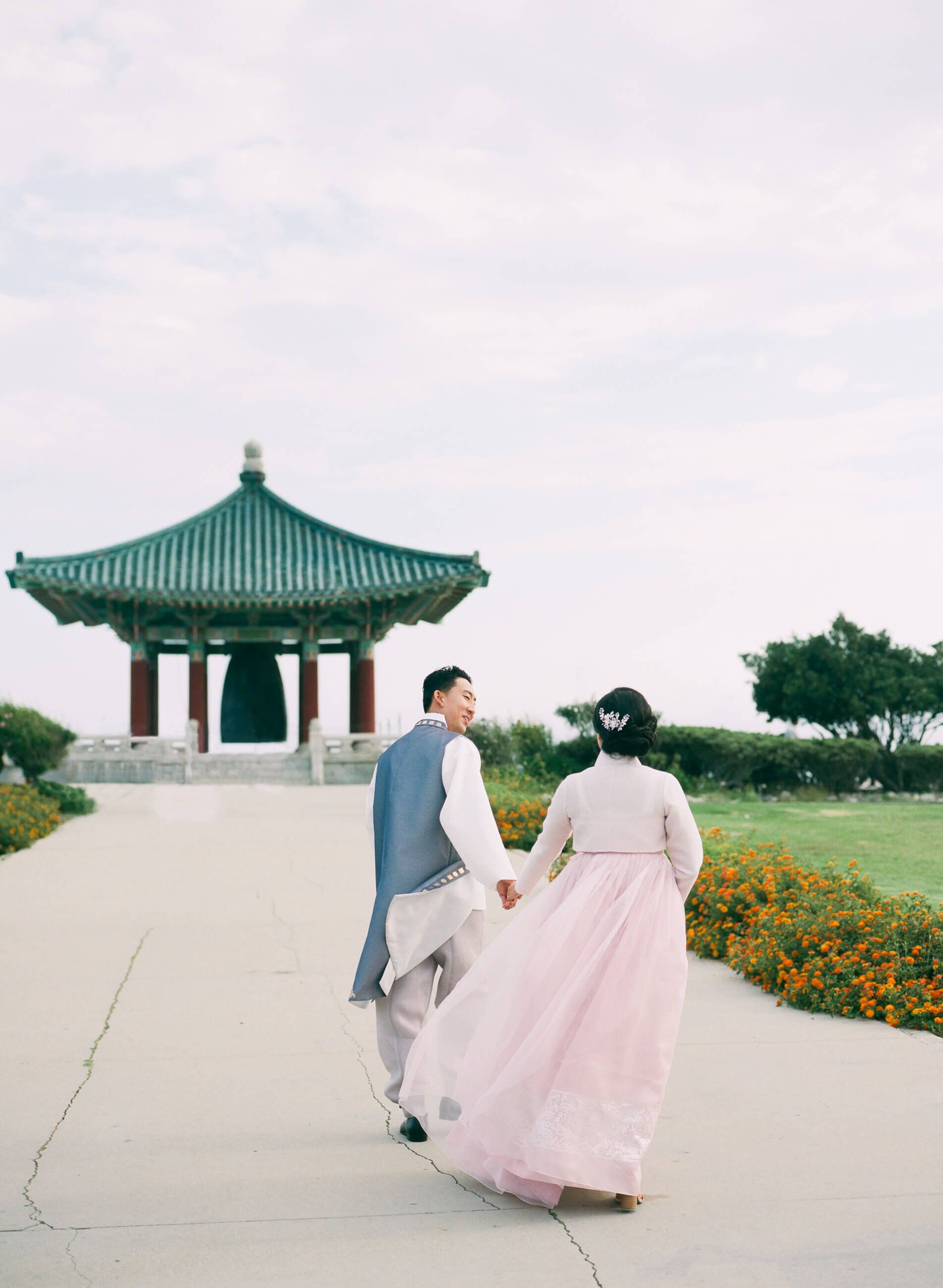 korean-friendship-bell-hanbok-engagement-wedding-photos-11.jpg