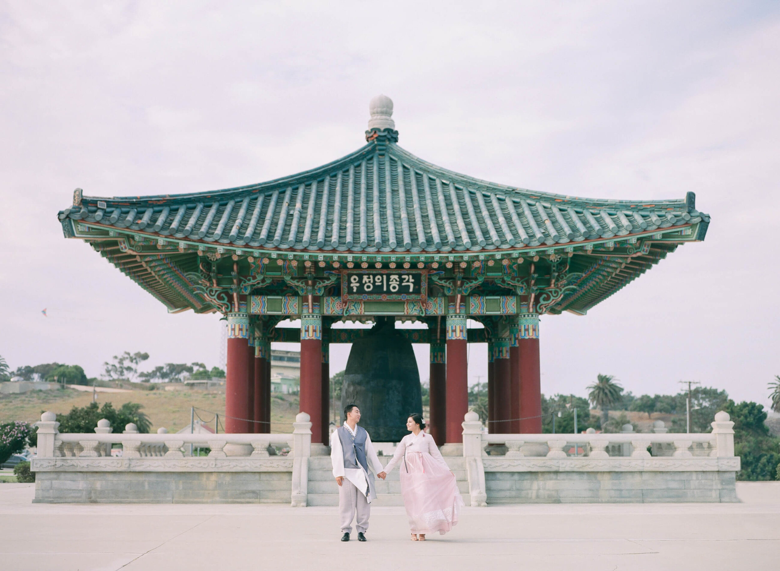 korean-friendship-bell-hanbok-engagement-wedding-photos-14.jpg