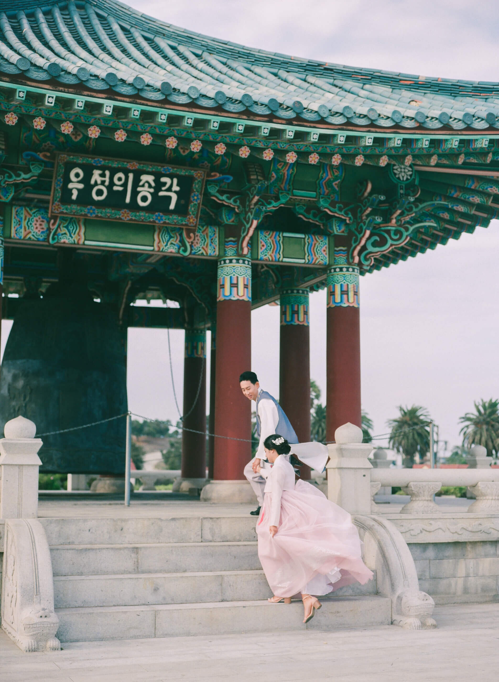 korean-friendship-bell-hanbok-engagement-wedding-photos-15.jpg