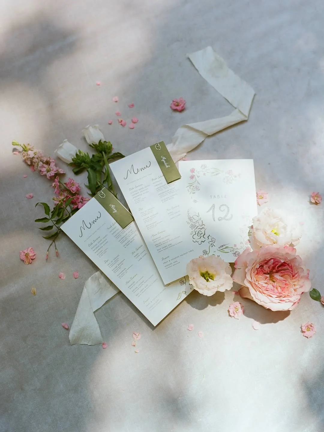 When the attention to detail makes it all the way to menu cards placed at each table setting 😍
⁠
Vendor team:⁠
Photo @beccamaas⁠
Planning @roland.deleon⁠
Video &amp; drone @devanshaemedia⁠
Venue @hummingbirdnestevents⁠
Florals @dogwood.florals⁠
Wedd