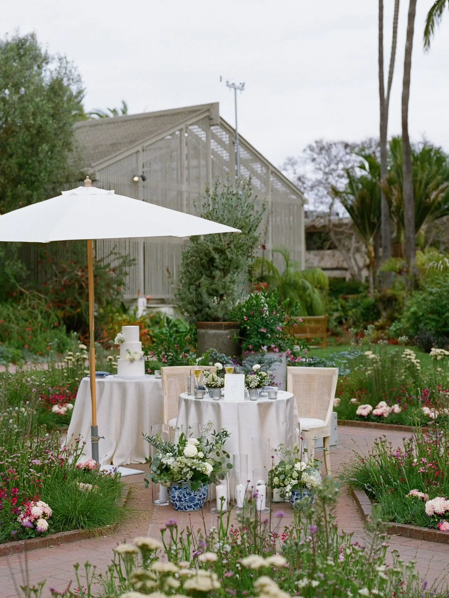 M+T's beautiful sweetheart table setup at Sherman Gardens. Absolutely stunning despite a "May Gray" day complete with a light drizzle during dinner!
⁠
Planner @rebeccacalagnaevents
Video @brianleeweddings 
Florist @bellabloomsfds