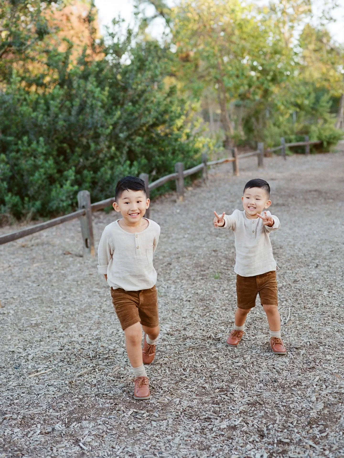 Hello 👋🏻 not too present on social media lately, but still here! This fall and winter were full of family sessions, now I'm gearing up for the summer wedding season starting soon. Always so fun to continue working with my past wedding couples (and 