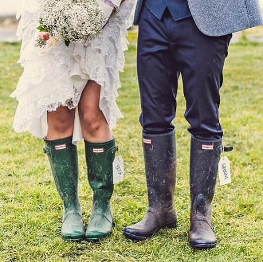 Wo bleibt unser Sommerwetter?☀️🌸☔️💖
#weddingintherain #weddinginspiration #love #heirateninderschweiz #yesido #bridal #rain #gummistiefel #bohowedding