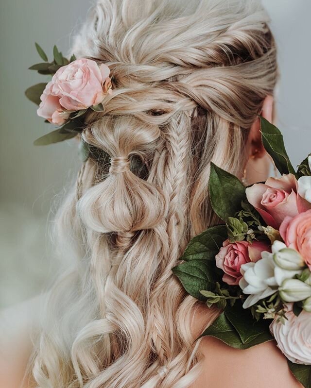 Jede Braut ist ein kleines Kunstwerk.😍👰🏼🌸🎊 @stephanfurrercoiffure 
Fotograf - @johanna_unternaehrer 
Blumen - @floralifekriens 
Schmuck - @boutiqueammann 
1. Kleid - @daalarnacouture 
2. Kleid - @rosa_clara 
3. Kleid - @daughtersofsimone 
#braut