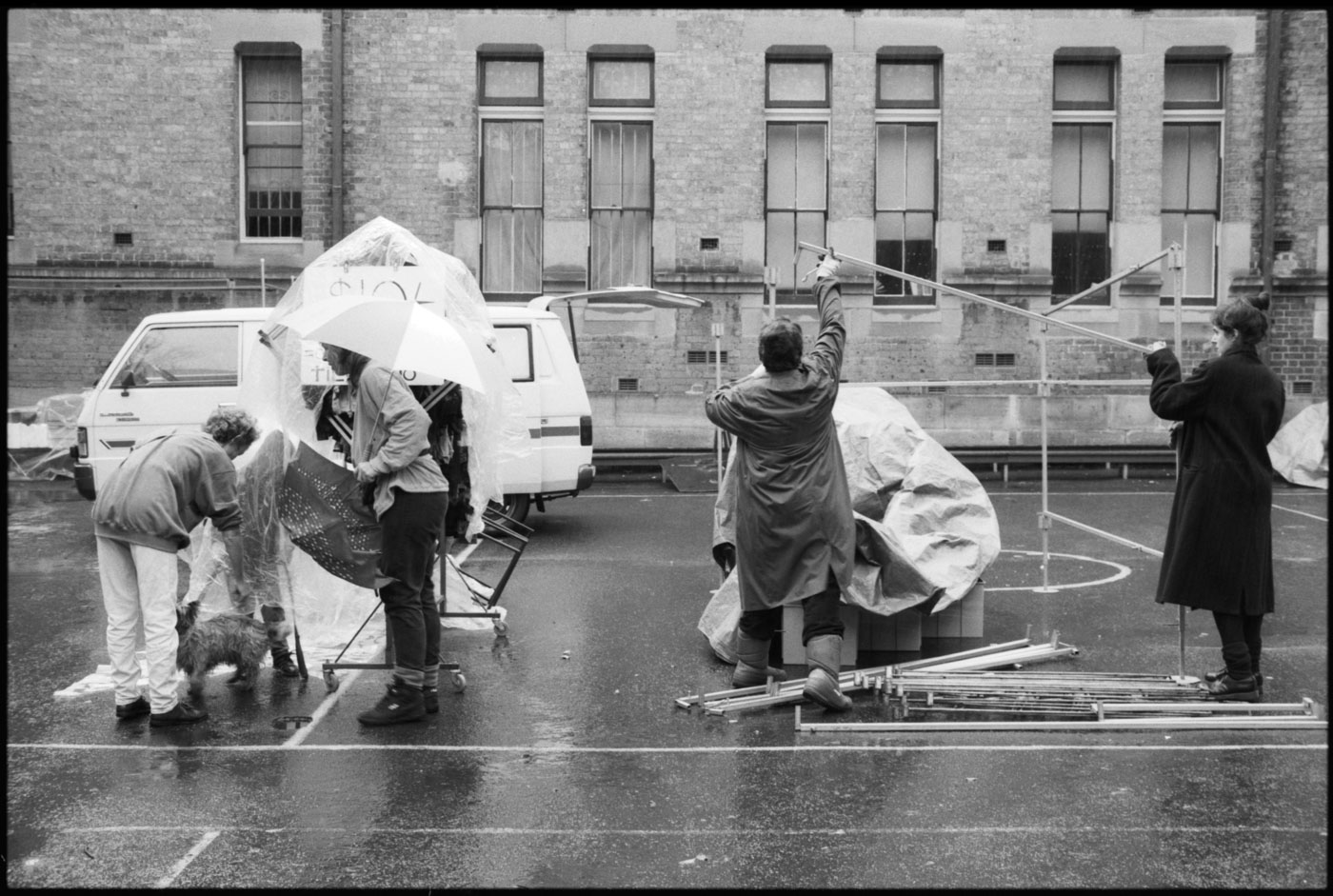 Setting up in the rain | 1992 | R14-34