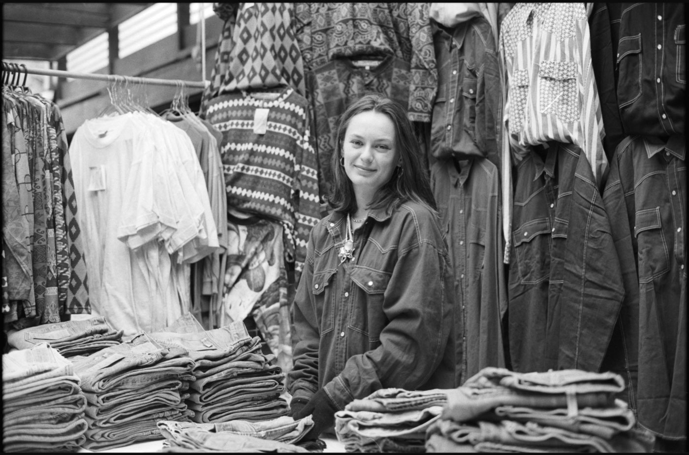 Tamara Shackman assists on George Theodore’s jeans and t-shirt stall. | 1992 | R29-15