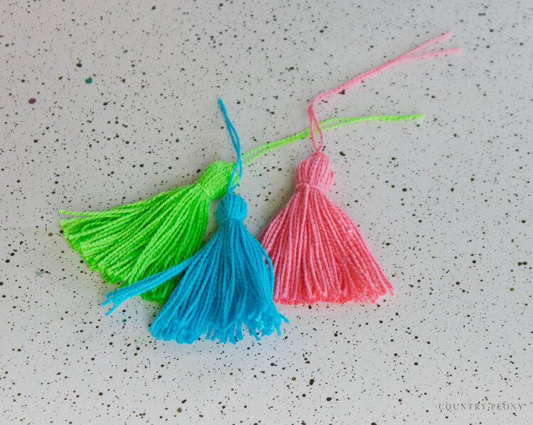 How to Make a Pom Pom Tassel Bag Charm - Reviews by Sarah ™