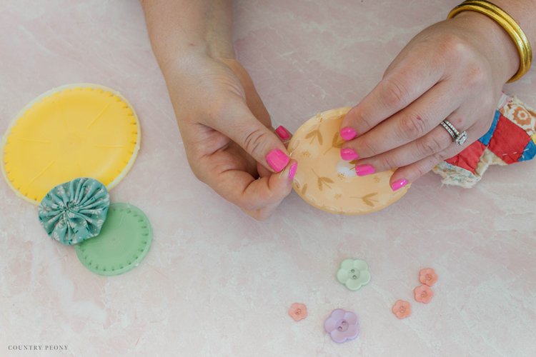 How to Make a Fabric Yo-Yo Floral Bouquet with Clover's "Quick" Yo-Yo Maker - Country Peony