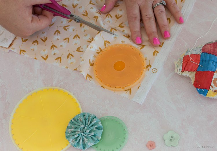 How to Make a Fabric Yo-Yo Floral Bouquet with Clover's "Quick" Yo-Yo Maker - Country Peony