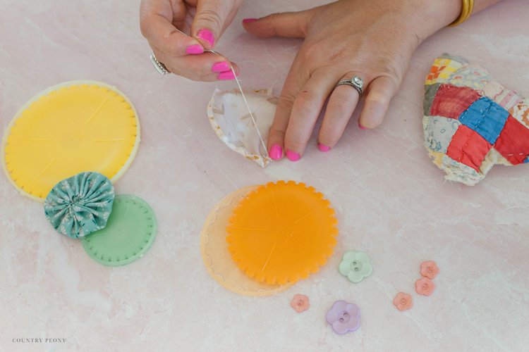 How to Make a Fabric Yo-Yo Floral Bouquet with Clover's "Quick" Yo-Yo Maker - Country Peony