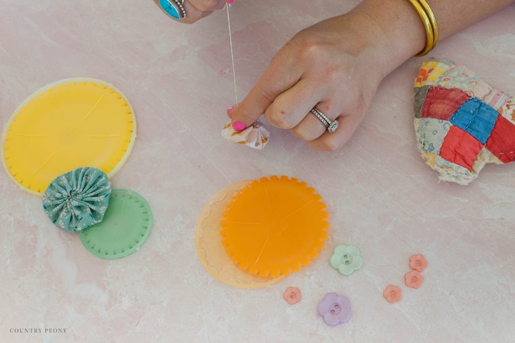 How to Make a Fabric Yo-Yo Floral Bouquet with Clover's "Quick" Yo-Yo Maker - Country Peony