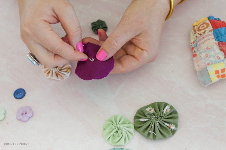 How to Make a Fabric Yo-Yo Floral Bouquet with Clover's "Quick" Yo-Yo Maker - Country Peony