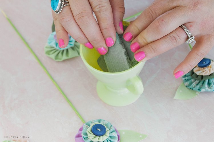 How to Make a Fabric Yo-Yo Floral Bouquet with Clover's "Quick" Yo-Yo Maker - Country Peony