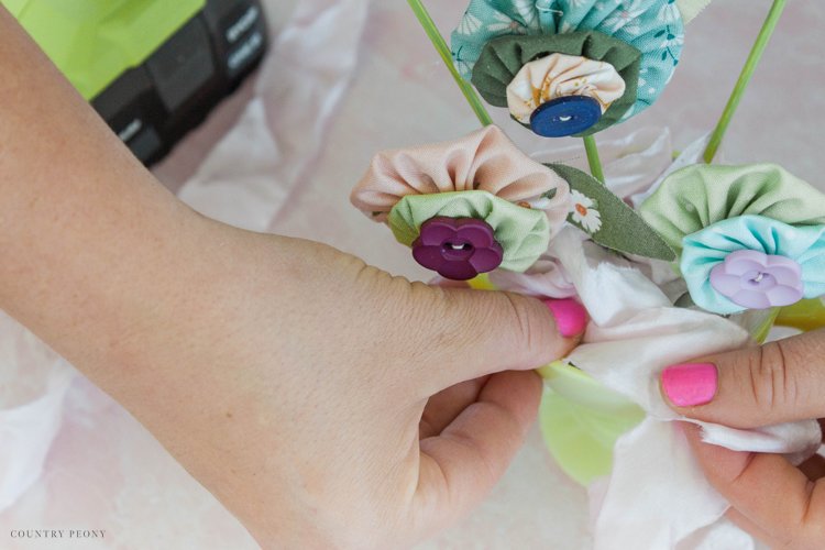 How to Make a Fabric Yo-Yo Floral Bouquet with Clover's "Quick" Yo-Yo Maker - Country Peony