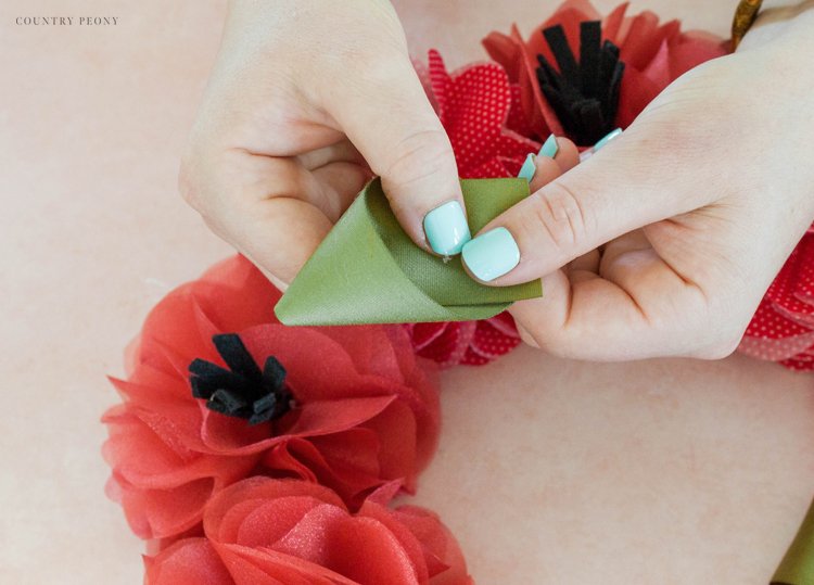 DIY Fabric Poppy Flower Wreath with Clover's Flower Frill Template - Country Peony