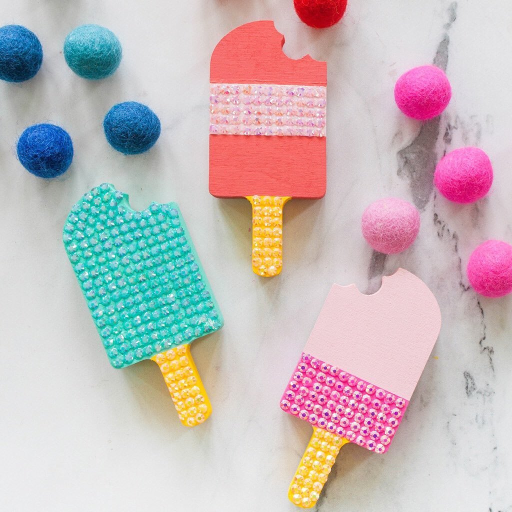 (#ad) Do you want to add a fun pop of color and sparkle to your Summer? Then I have the perfect craft for you. Today I want to show you how I turned @woodpeckerscrafts adorable Chunky Popsicle Cutout into a colorful and whimsical magnet. These magnet