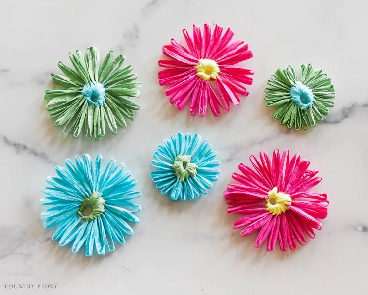 DIY Colorful Raffia Flower Spring Wreath with Clover's HanaAmi Flower Loom — Country Peony