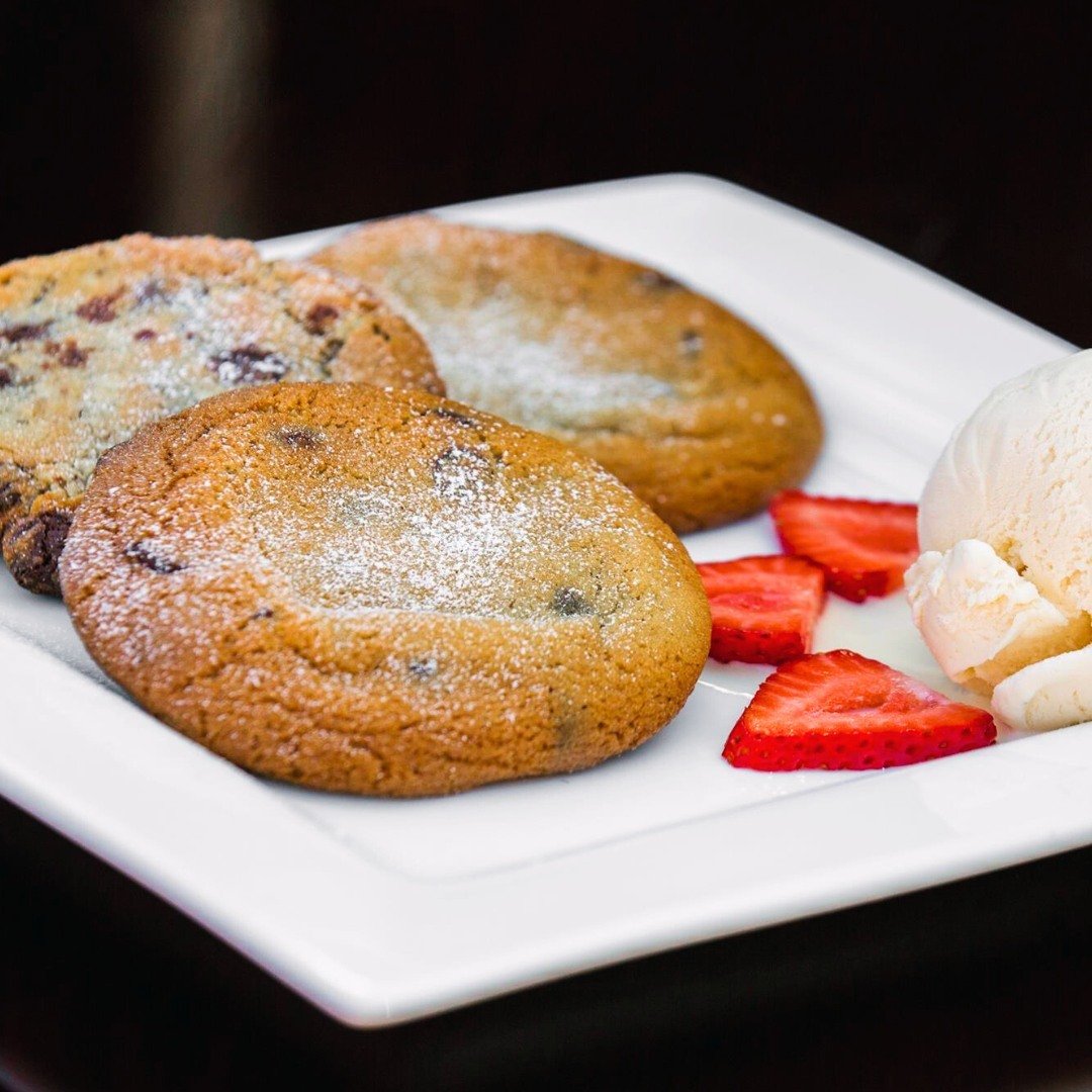 Start the week with some sweetness at Oswego Grill! 🍪⁠
Visit us for dinner and treat yourself to one of our delicious scratch-made desserts such as our Homemade Fresh Baked &quot;Hot From The Oven&quot; Cookies and Ice Cream. ⁠
.⁠
.⁠
.⁠
#pdxeats #pd