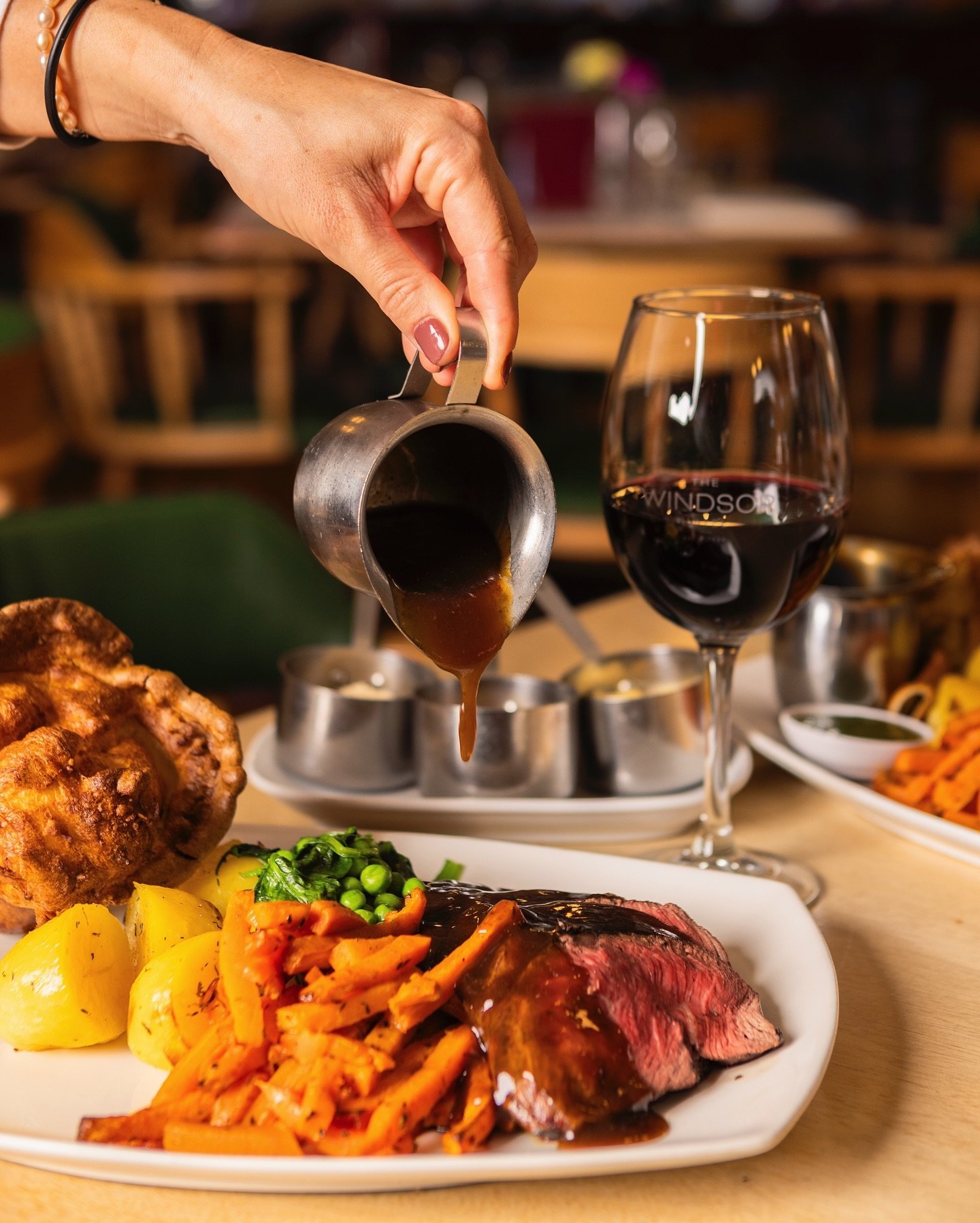 Winter&rsquo;s coming so join us every Sunday for a traditional English roast! 🤤 

Available for lunch &amp; dinner in the Charthouse Restaurant and Mends St Bar.

🔗 Reservations for Charthouse via the link in our bio.

#thewindsor #thewindsorhotel