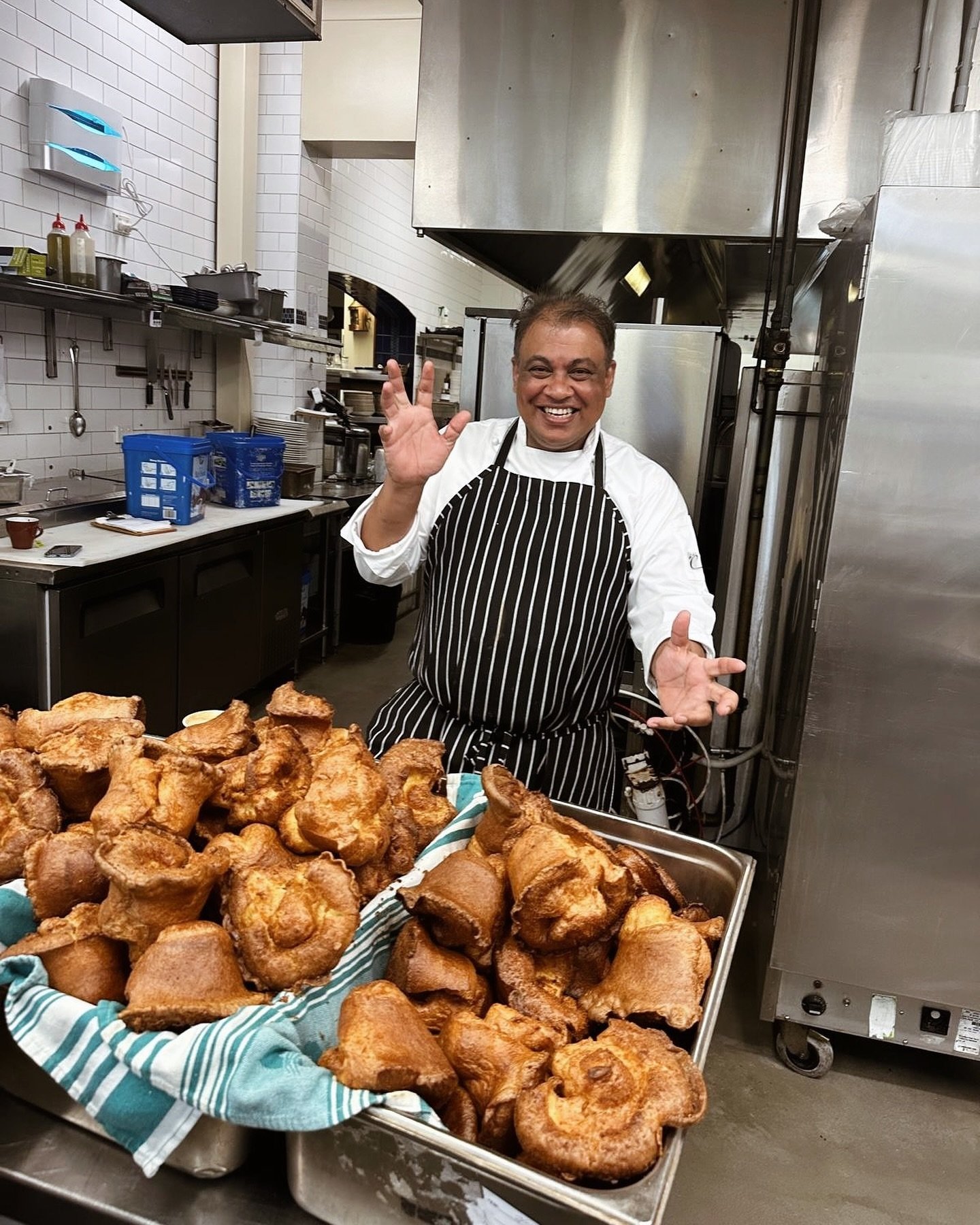 Look at these Yorkshire Puds! 🤤 

Traditional Sunday Roast with all the trimmings on today&rsquo;s menu. 

Pop in for lunch or dinner! 😉 

#thewindsor #thewindsorhotel #sundayroast