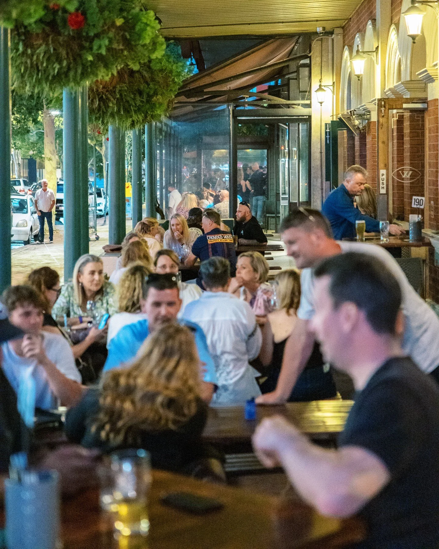 The weather is looking mighty fine this weekend&hellip;Join us for cold drinks, live entertainment, sport live &amp; loud and a menu full of Windsor classics.  Garden Bar or Mends St, we&rsquo;ve got your weekend covered. 🍻 🌞