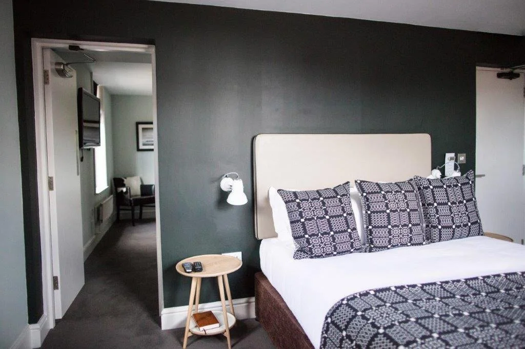 GLOBE_DOUBLE_ENTRANCELIVINGROOM_LANDSCAPE Print.jpg