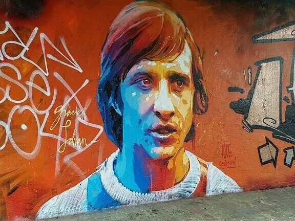 johan cruyff graffiti on a wall