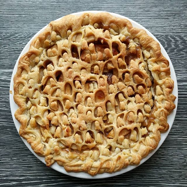 BOO! #ghostpie #ghost #spooky #halloweenpie #howiholiday #partypie #halloweenparty #denmark #vejle #livingdanishly #boo #pie #teenypies #rca #rosemarycaramelapplepie #eatseasonally #applepie #eatpie #behappy #eatmorepie