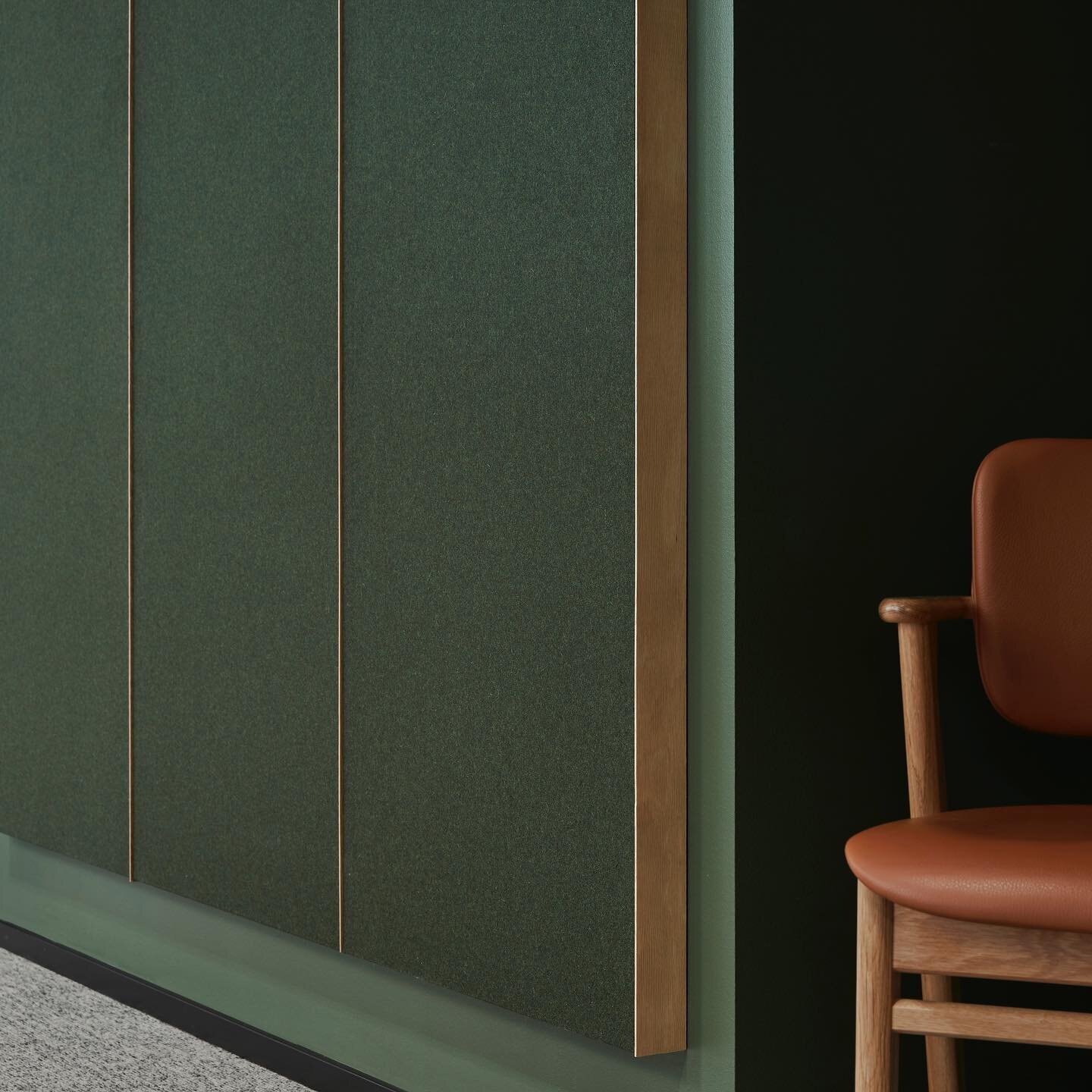 Peaceful hallway atmosphere and soundscape ☁️

M2 panel materials 〰️ Recycled wool-blend fabric in shade F11 Havu &amp; subtle oak details

Interior by @sarcarchitects 
Photo by @johannamyllymakiphoto 

#smartwall #acousticpanel #recycled #wool #wall