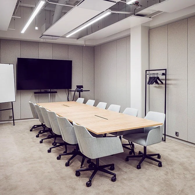 Soft shades of blue, beige and gray 〰️ Luomoa M2 smart panels with recycled wool create a good soundscape and add functionality to Pool Siltasaari 10 coworking spaces. 
Photo by @kuviophoto 
〰️
#smartwall #acousticpanel #recycled #wool #wallpanel
