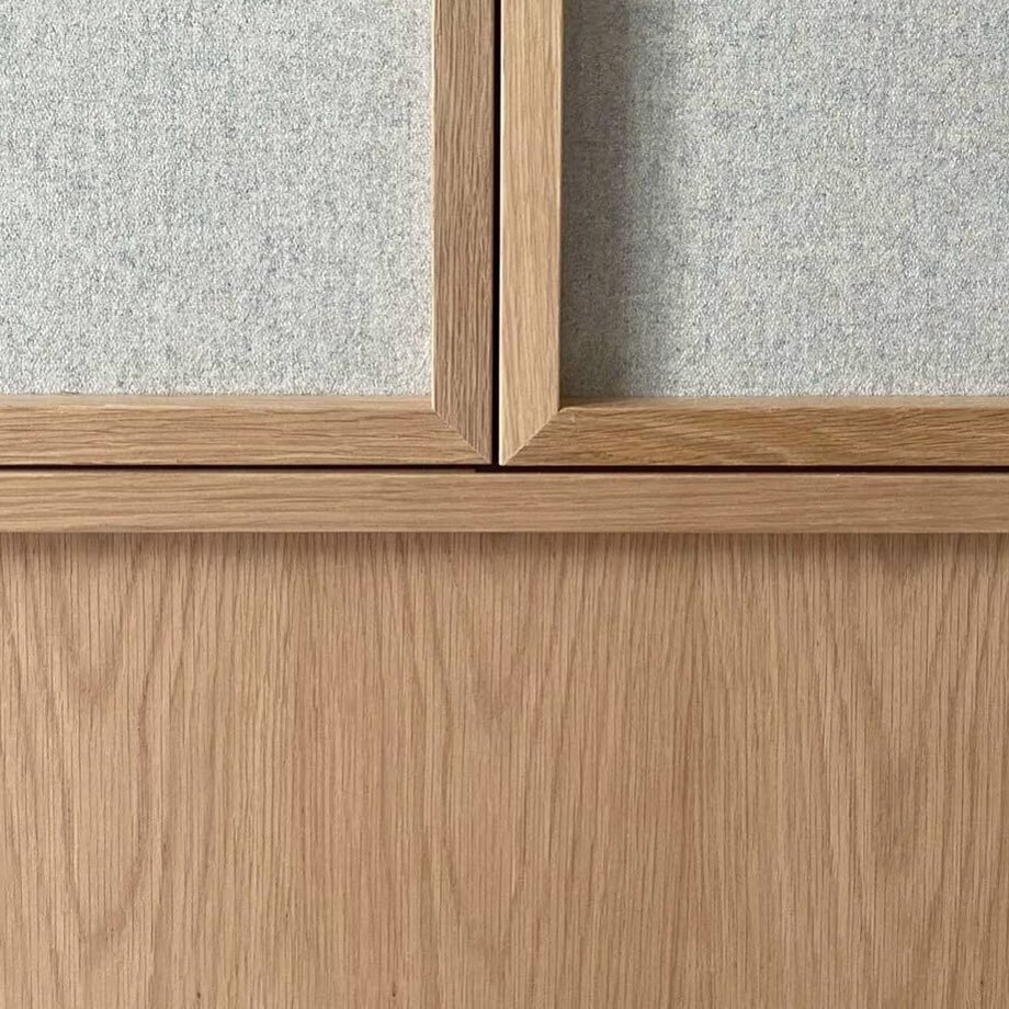 Custom M2 wall panels 〰️ Recycled wool fabric &amp; oak 🤍

Interior by @jkmminteriors @jkmmarchitects 

#smartwall #acousticpanel #recycled #wool #wallpanel  #oak  #woodpanel #workenvironment #officedesign #lobbydesign #interior  #meetingroom #green