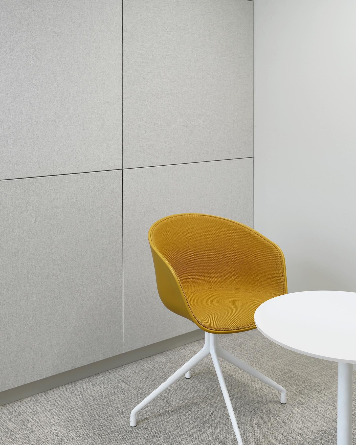 The future challenges & possibilities of interior design? 〰️ Read the interview of JKMM interior architects Paula Salonen and Veera Luostarinen on our website blog. 
Photo: Dagmar office / Luomoa M2 smart panels with recycled wool-blend fabric
P