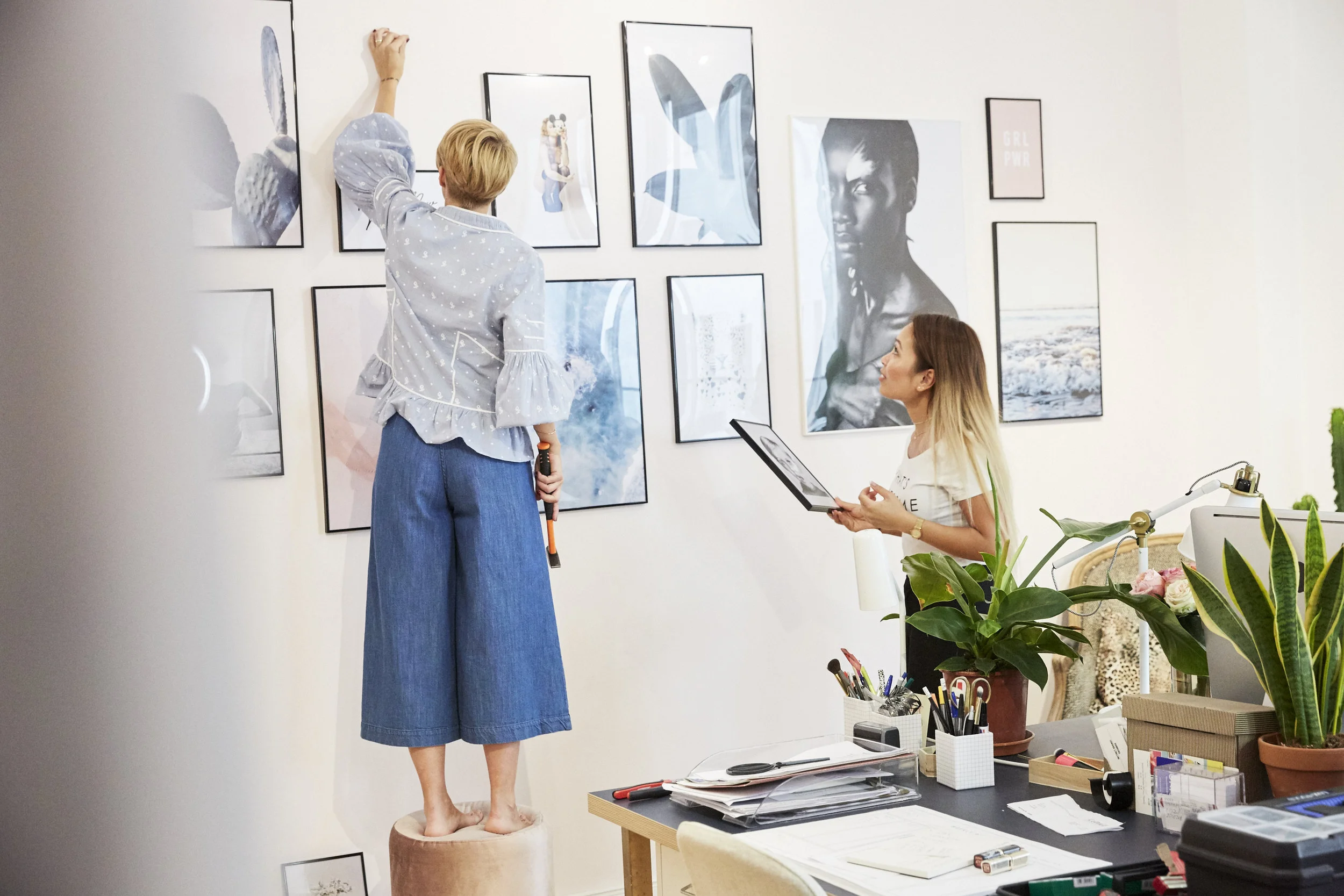 Miriam_jacks_bilderwand_juniqe_office_design_petersburg_hängung.jpg