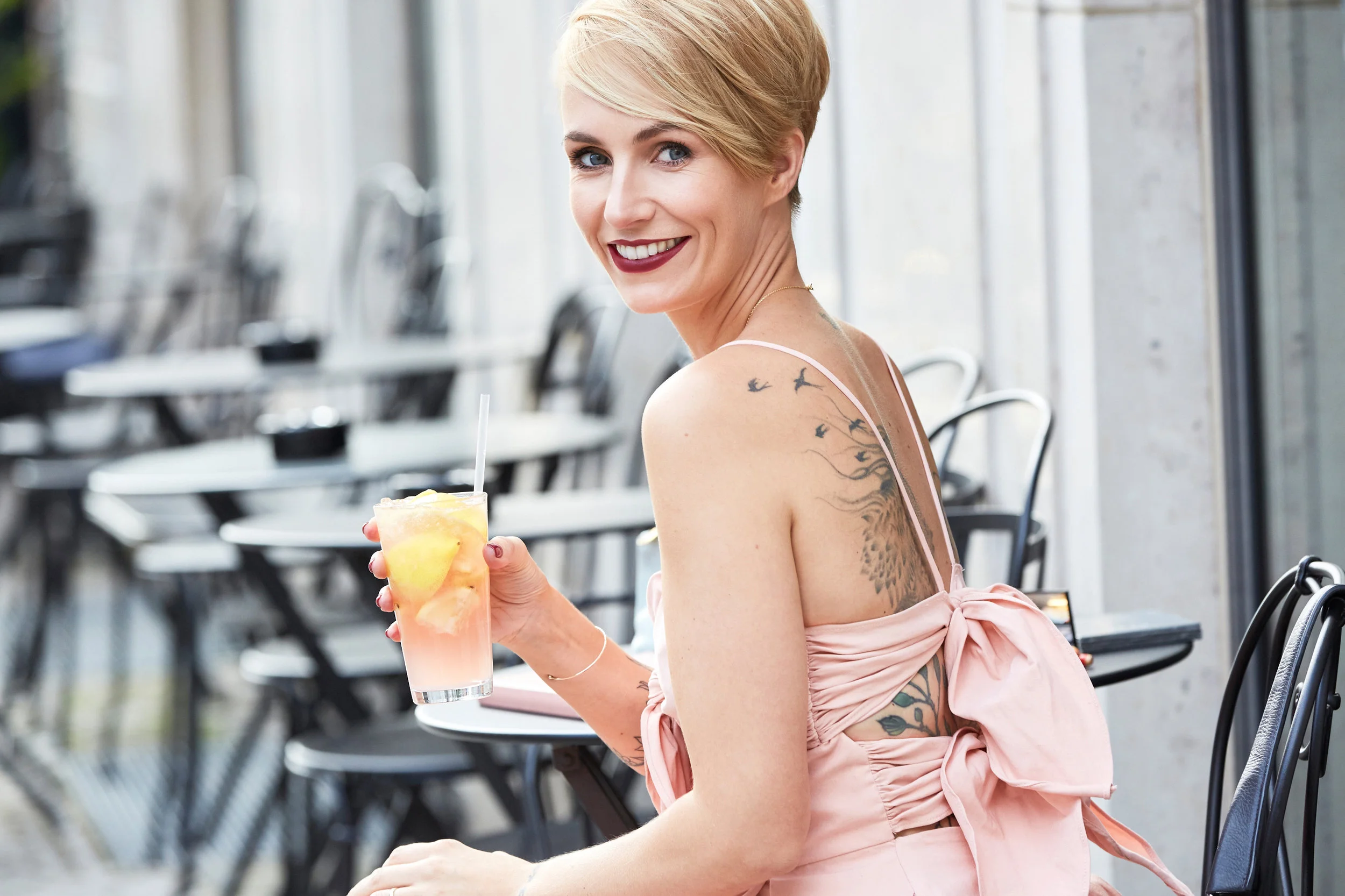 Miriam Jacks mit Afterwork Drink in der Amano Bar in Berlin. Sie trägt den Color Richte Charity Lippenstift 430 von L' Oréal Paris. Das Kleid hat sie bei April First geshoppt. 