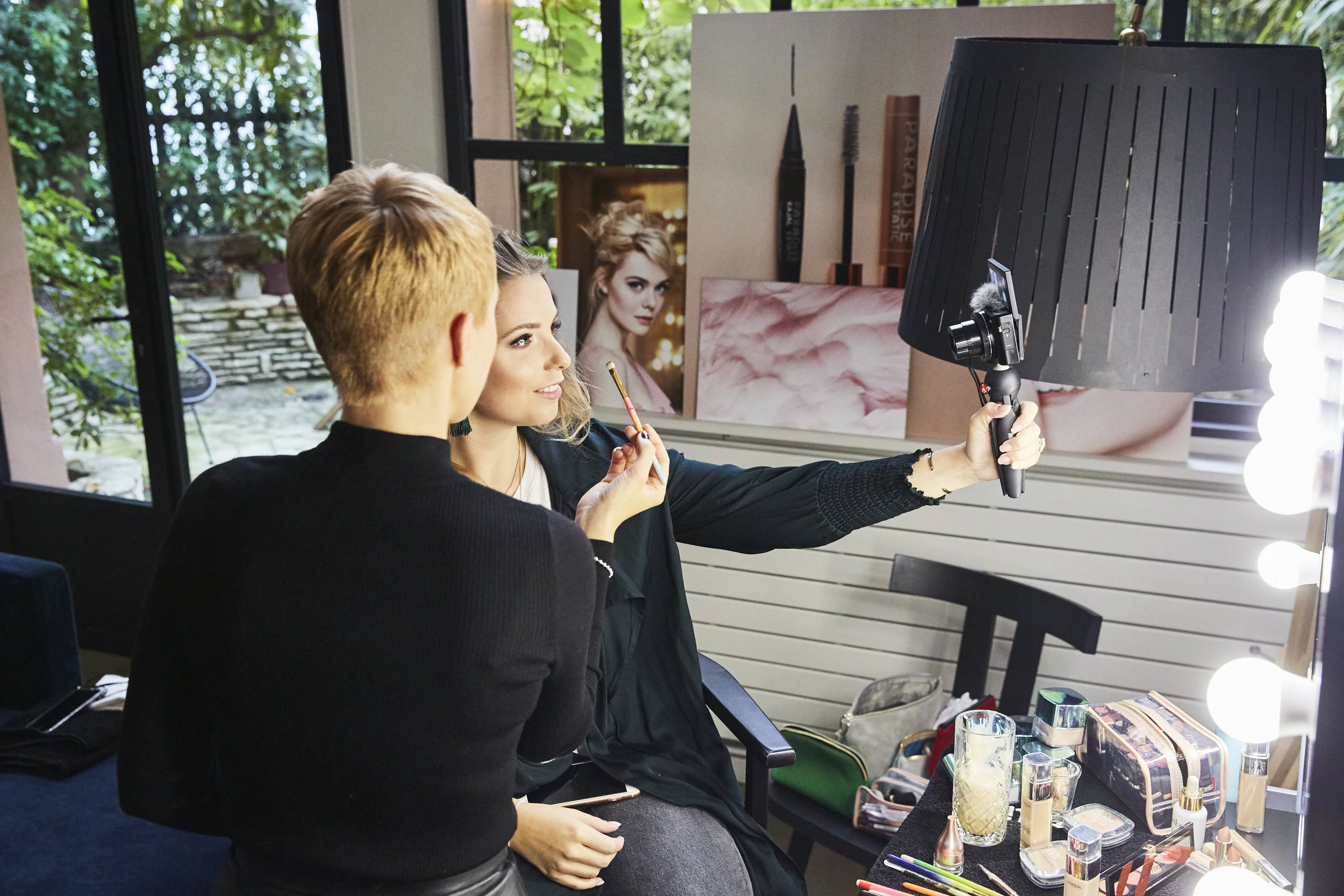 Nadine begutachtet zufrieden ihr Make-up und filmt die Steps für ihren Blog. Es hat so viel Spaß gemacht, dich zu schminken!