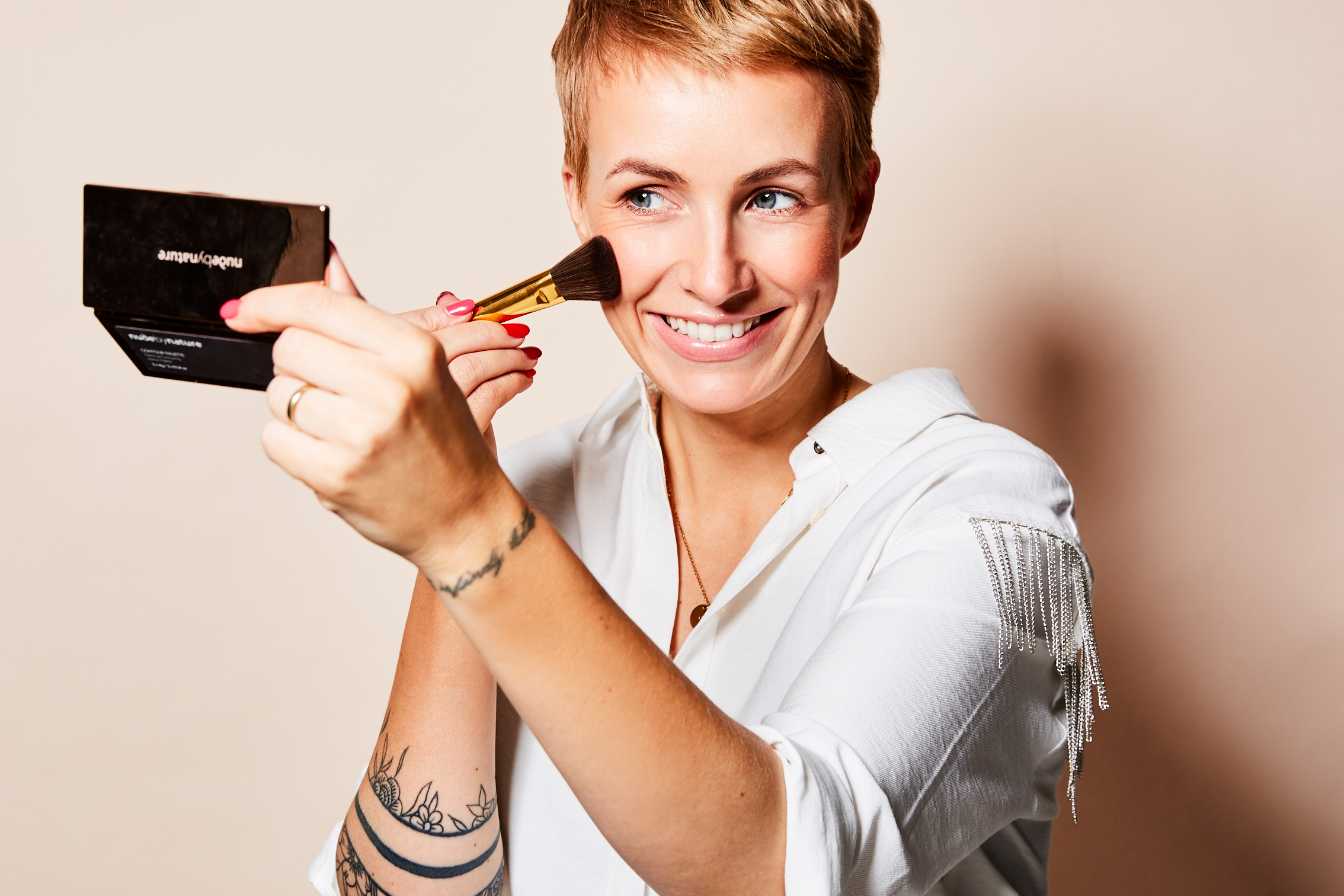 nude by nature Bronzer und Highlighter Palette- trage ich am liebsten mit dem 13er Pinsel auf. 